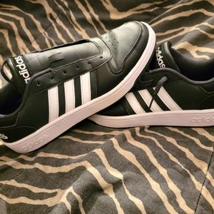 Adidas Men's Basketball Sneaker